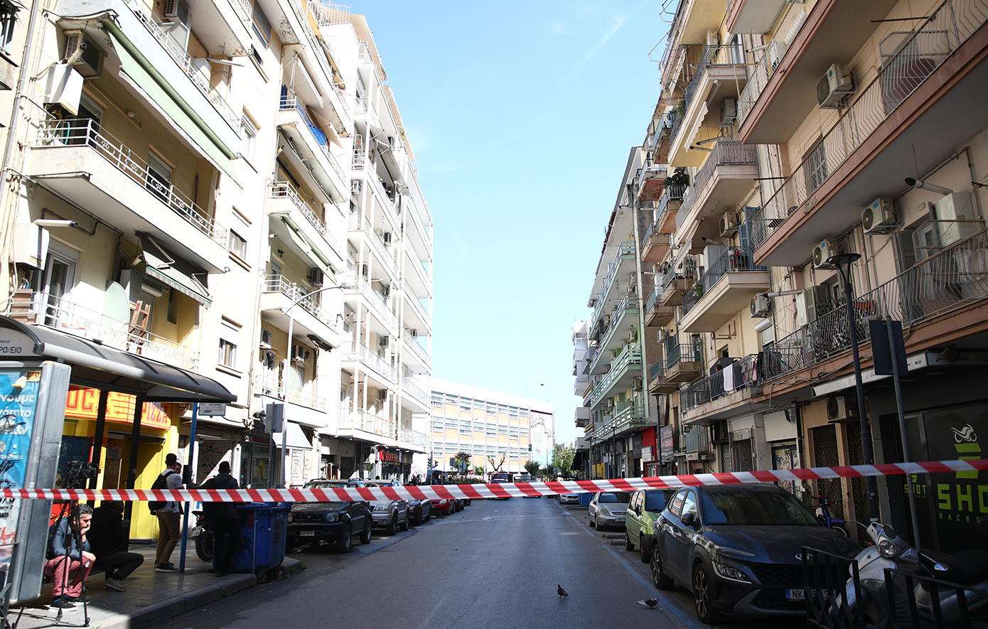 Στο ψυχιατρείο ο 20χρονος φοιτητής που πετούσε πράγματα από μπαλκόνι στη Θεσσαλονίκη