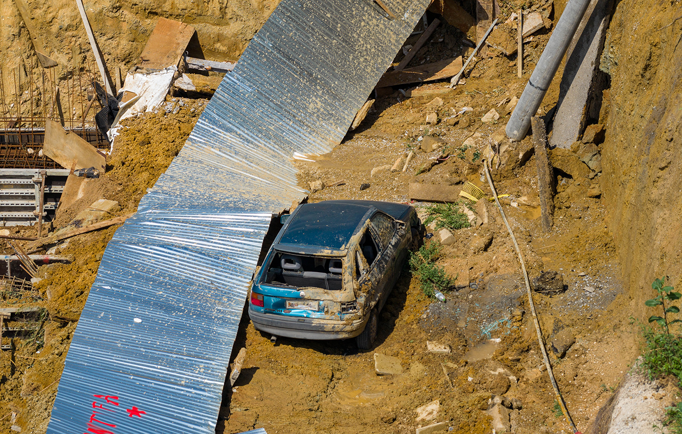 «Σαν να γινόταν σεισμός»: Φωτογραφίες και βίντεο από το σημείο όπου υποχώρησε το έδαφος στη Θεσσαλονίκη, μία σύλληψη