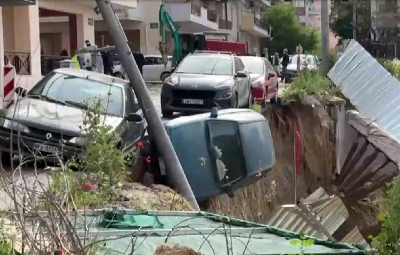 Υποχώρησε τοιχίο στους πρώην στάβλους Παπάφη στη Θεσσαλονίκη &#8211; Η στιγμή που αυτοκίνητο πέφτει στο κενό