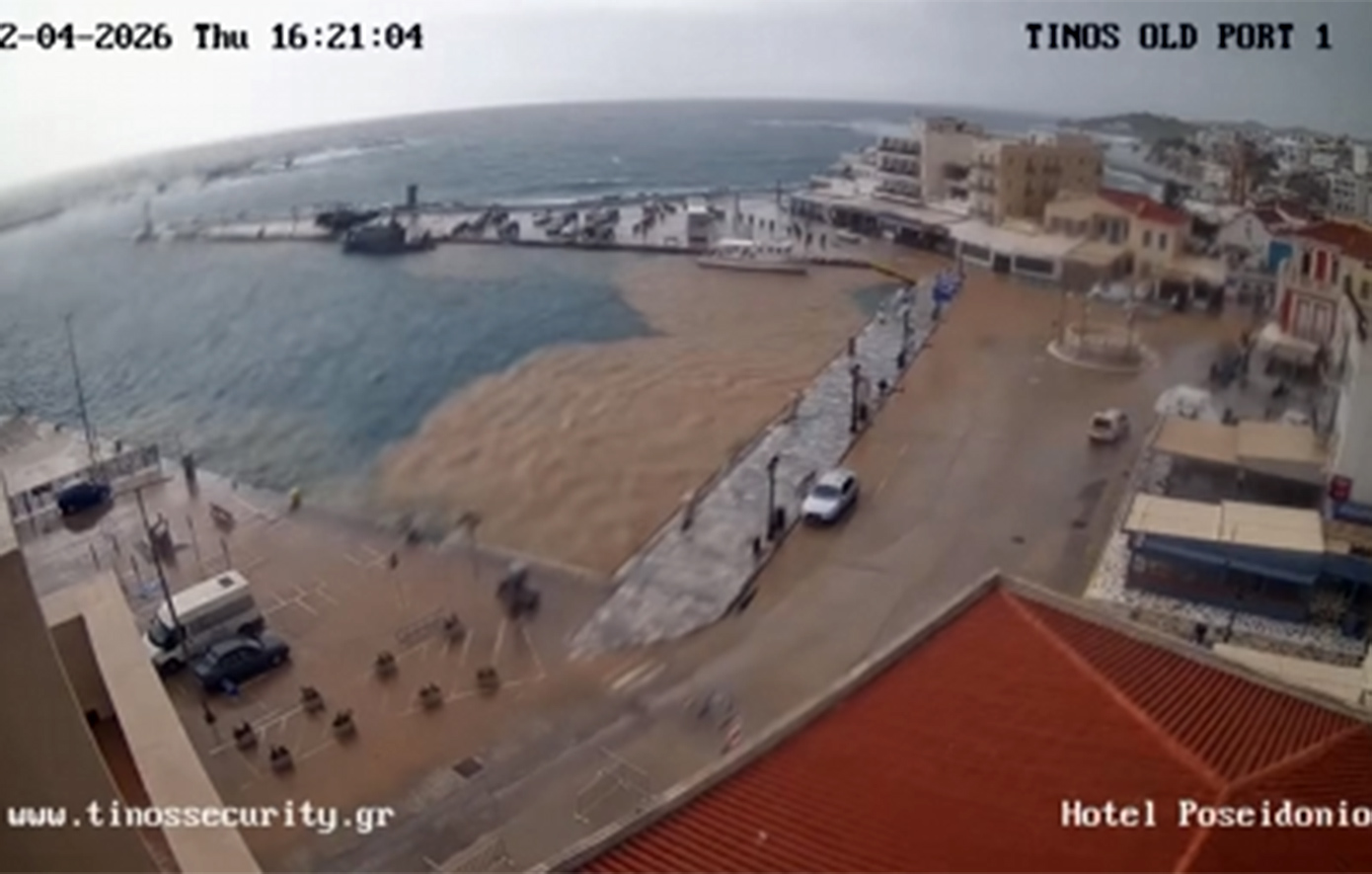 Η στιγμή που η θάλασσα στην Τήνο γίνεται καφέ μέσα σε λίγα λεπτά λόγω της σφοδρής κακοκαιρίας
