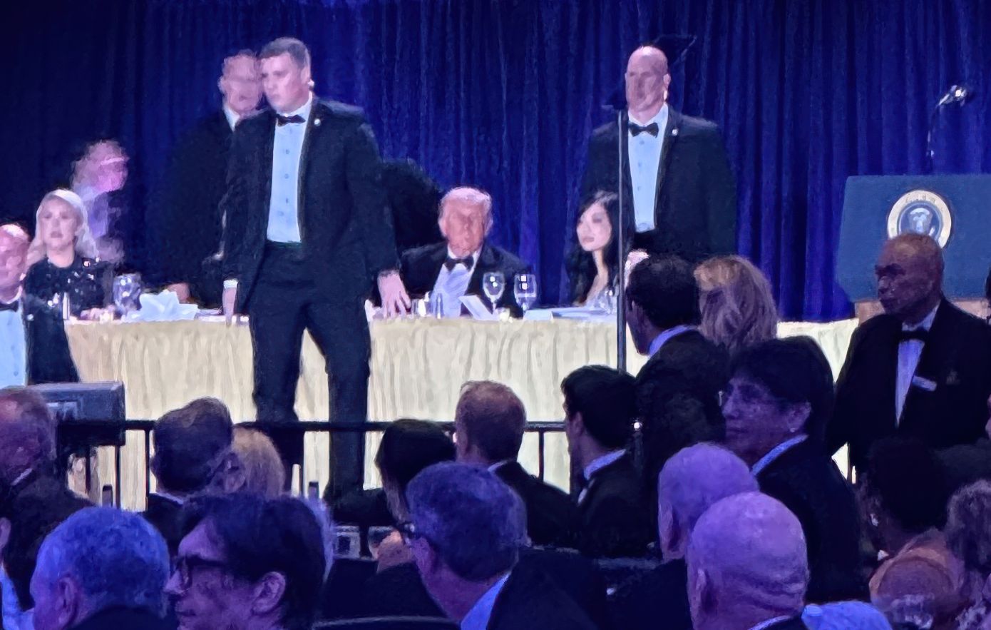 Επίθεση στο Χίλτον: Ο άνδρας που στάθηκε μπροστά από τον Τραμπ  με κίνδυνο τη ζωή του, μόλις έπεσαν πυροβολισμοί