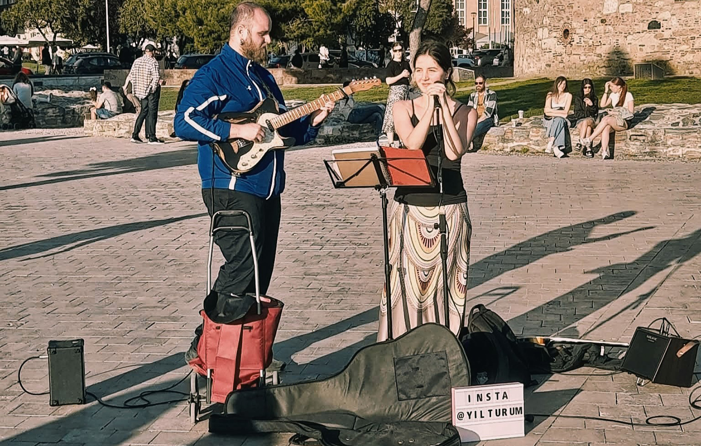 Πρόστιμο 300 ευρώ σε μουσικούς του δρόμου στη Νέα Παραλία Θεσσαλονίκης επειδή χρησιμοποιούσαν μικρόφωνο