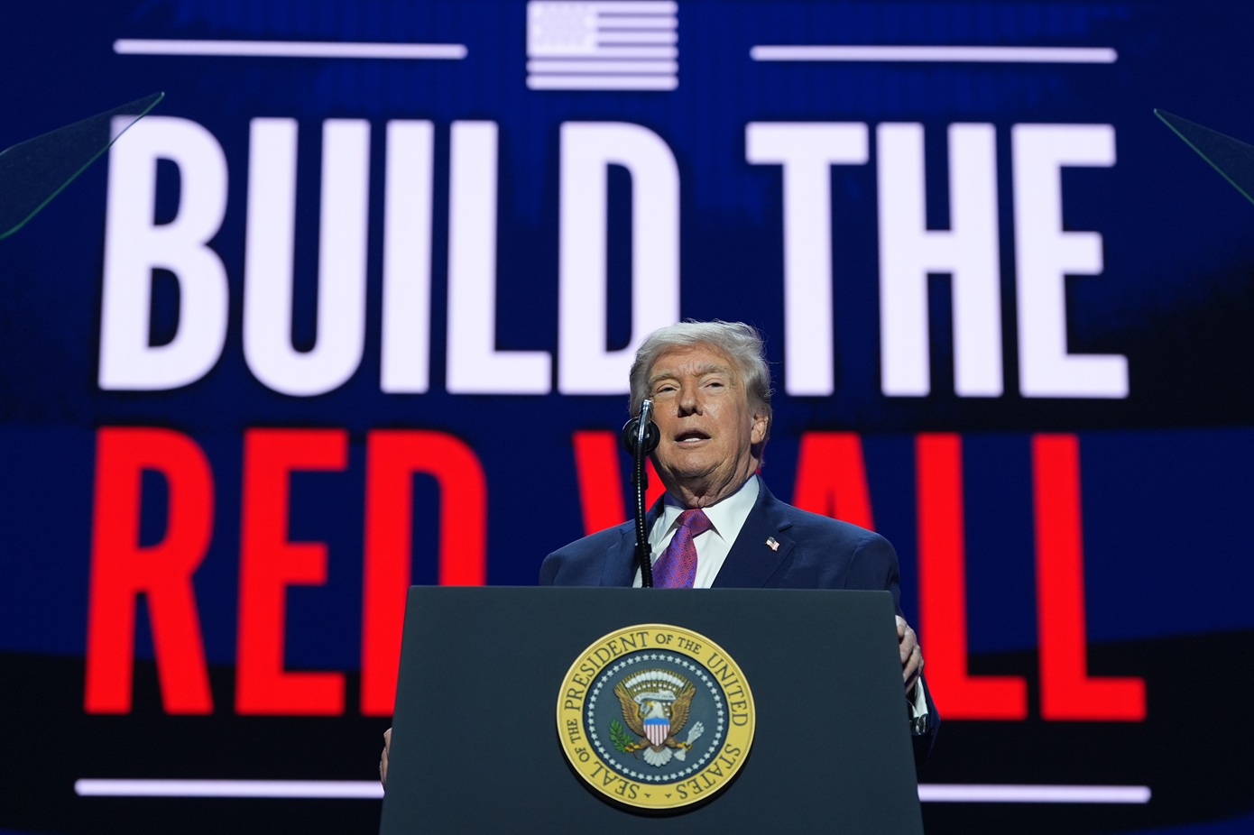 Ο Τραμπ μιλά για «ενδιαφέροντα» ευρήματα σε κυβερνητικά αρχεία για UFO