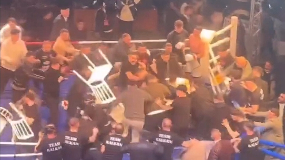Χάος στην Τραπεζούντα: Νοκ-άουτ πυροδότησε εισβολή θεατών και άγρια συμπλοκή σε αγώνα πυγμαχίας