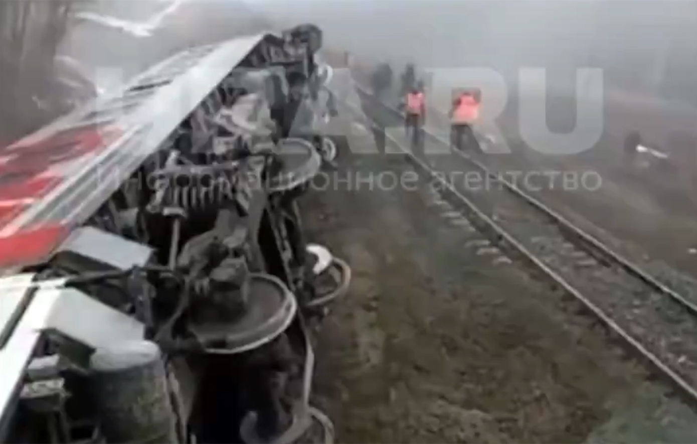 Εκτροχιάστηκε επιβατικό τρένο στη Ρωσία: Τουλάχιστον 22 άνθρωποι τραυματίστηκαν μεταξύ αυτών και ένα παιδί