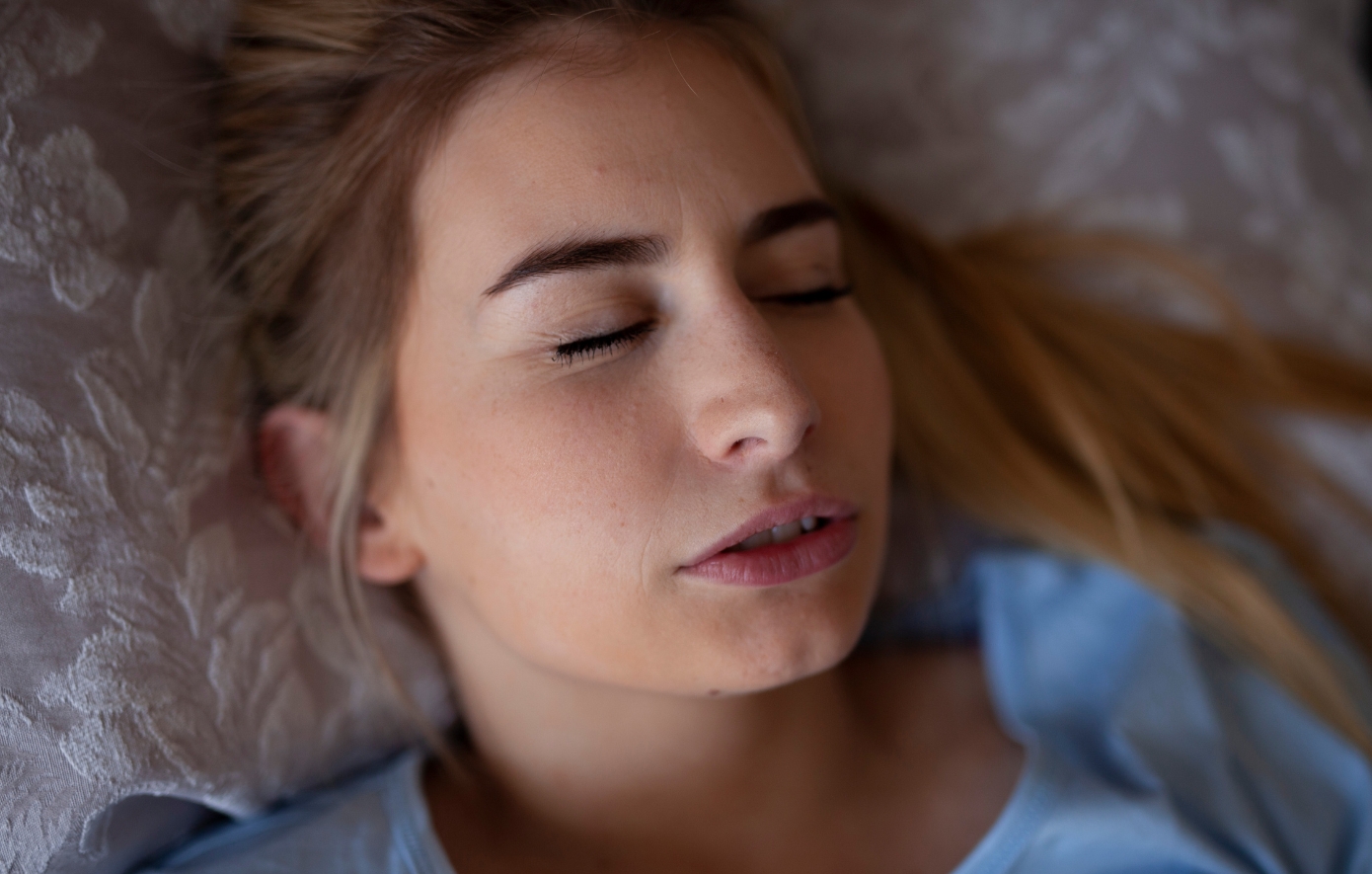 Πώς θα καταλάβετε ότι τρίζετε τα δόντια σας το βράδυ και τι μπορείτε να κάνετε