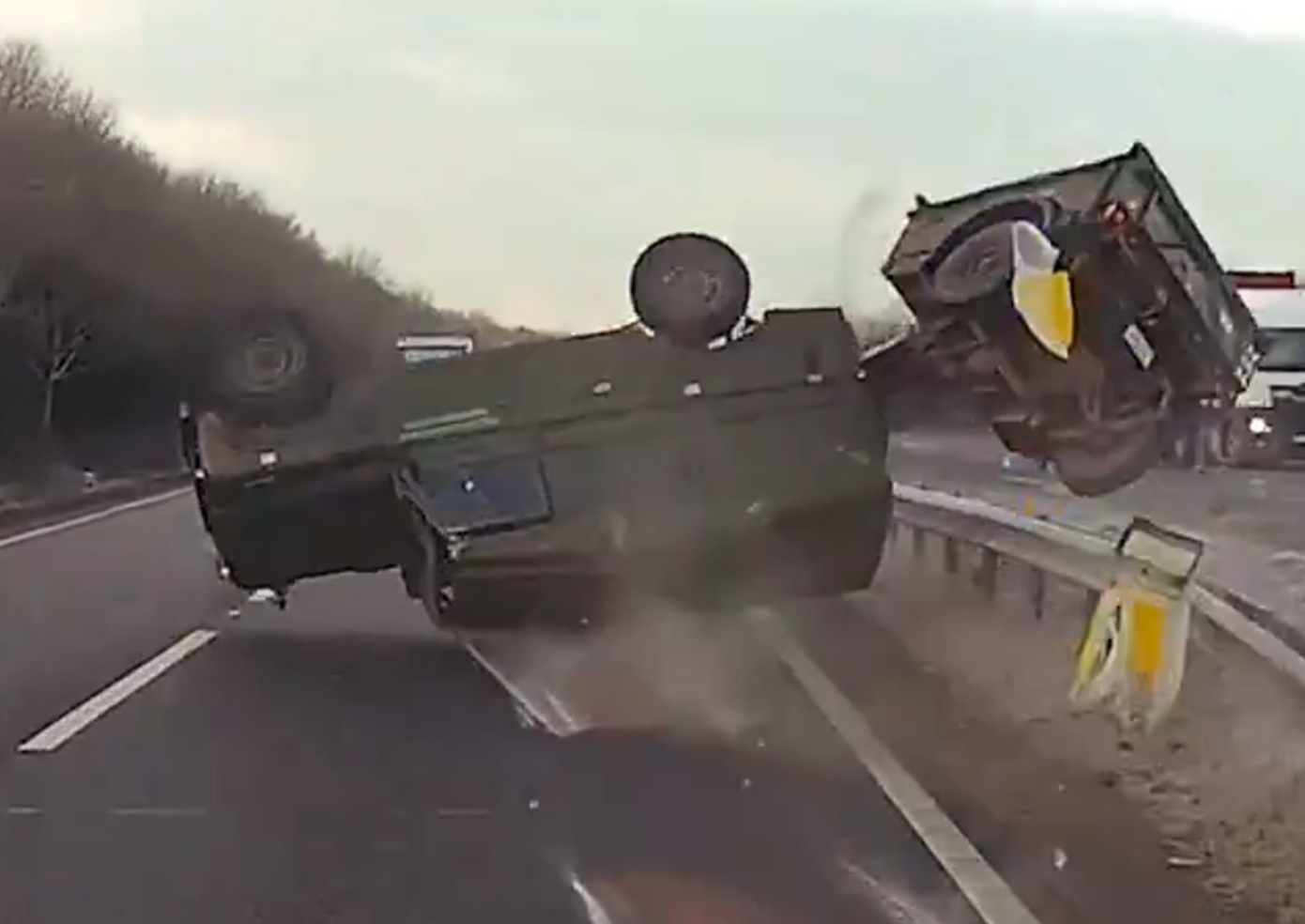 Σοκαριστικό βίντεο από τη Βρετανία: Στρατιωτικό όχημα εκτοξεύεται και ανατρέπεται στον δρόμο