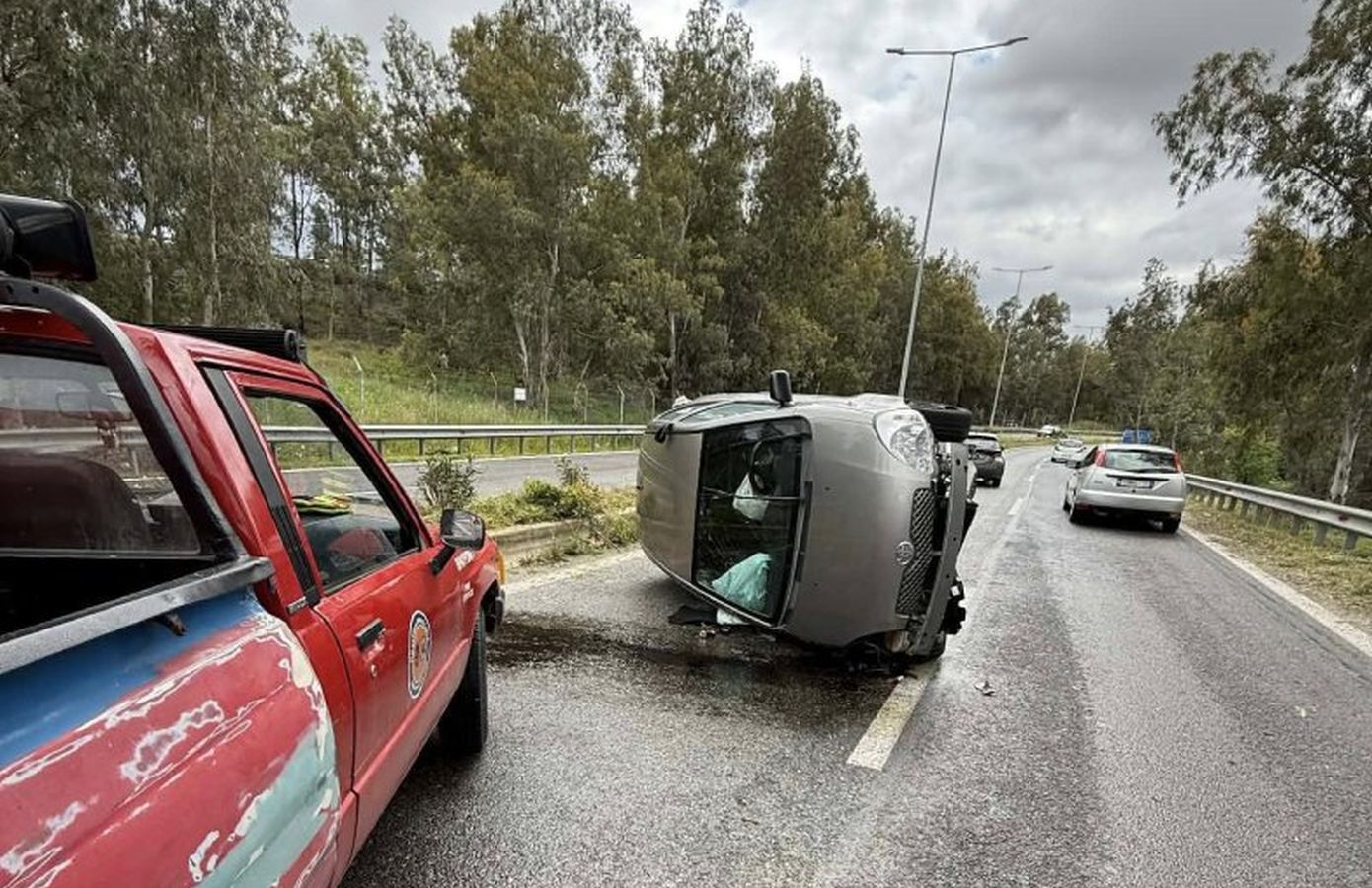 Σοκαριστικό τροχαίο στην Αρτέμιδα: αυτοκίνητο πέρασε διαχωριστικό και αναποδογύρισε στη μέση του δρόμου