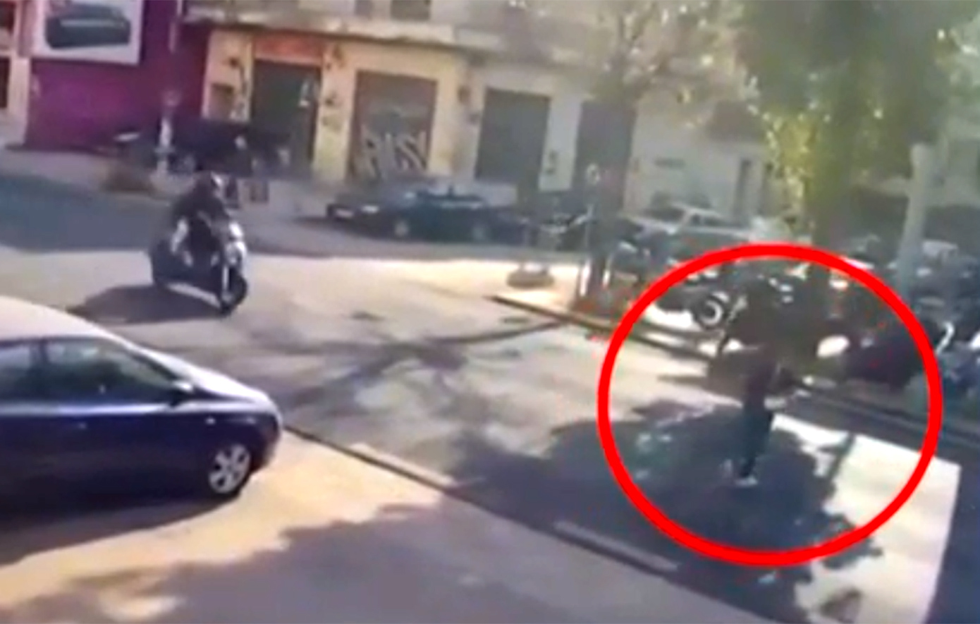 Μάχη για τη ζωή της δίνει η 16χρονη που παρασύρθηκε από σκούτερ στη Λιοσίων &#8211; Η εγκατάλειψη, ο ανήλικος Σουδανός και το βαρύ του παρελθόν