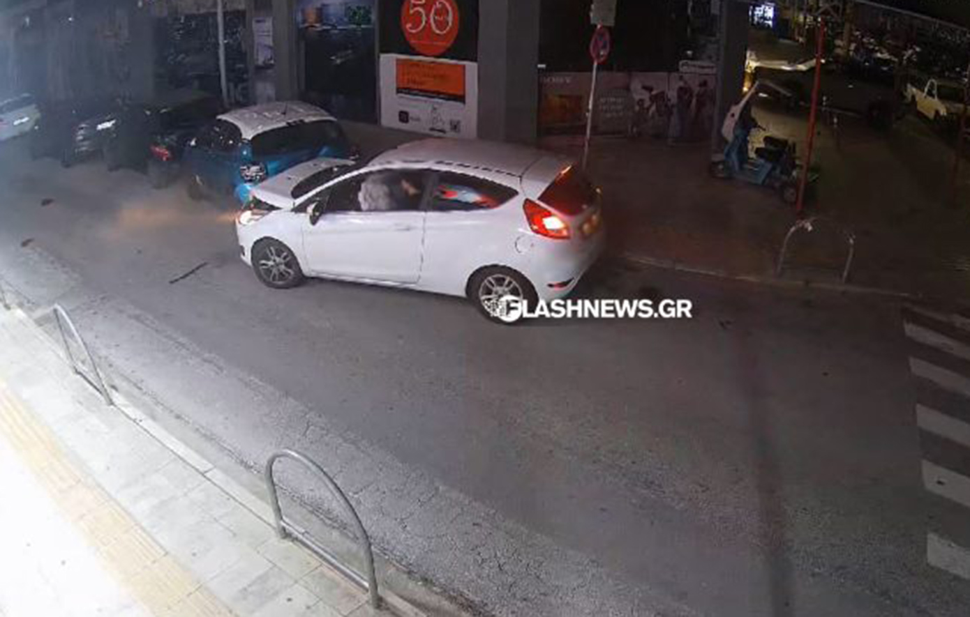 Βίντεο από τη στιγμή που αυτοκίνητο πέφτει πάνω σε τρία σταθμευμένα οχήματα στα Χανιά
