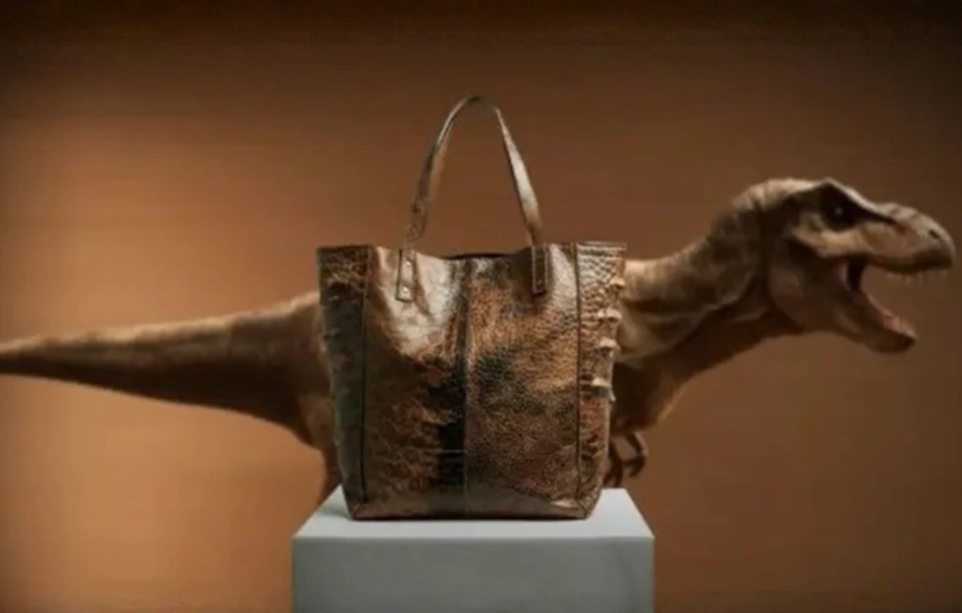 H πρώτη τσάντα στον κόσμο από εργαστηριακά καλλιεργημένο δέρμα Τυραννόσαυρου Ρεξ δημοπρατείται στο Άμστερνταμ