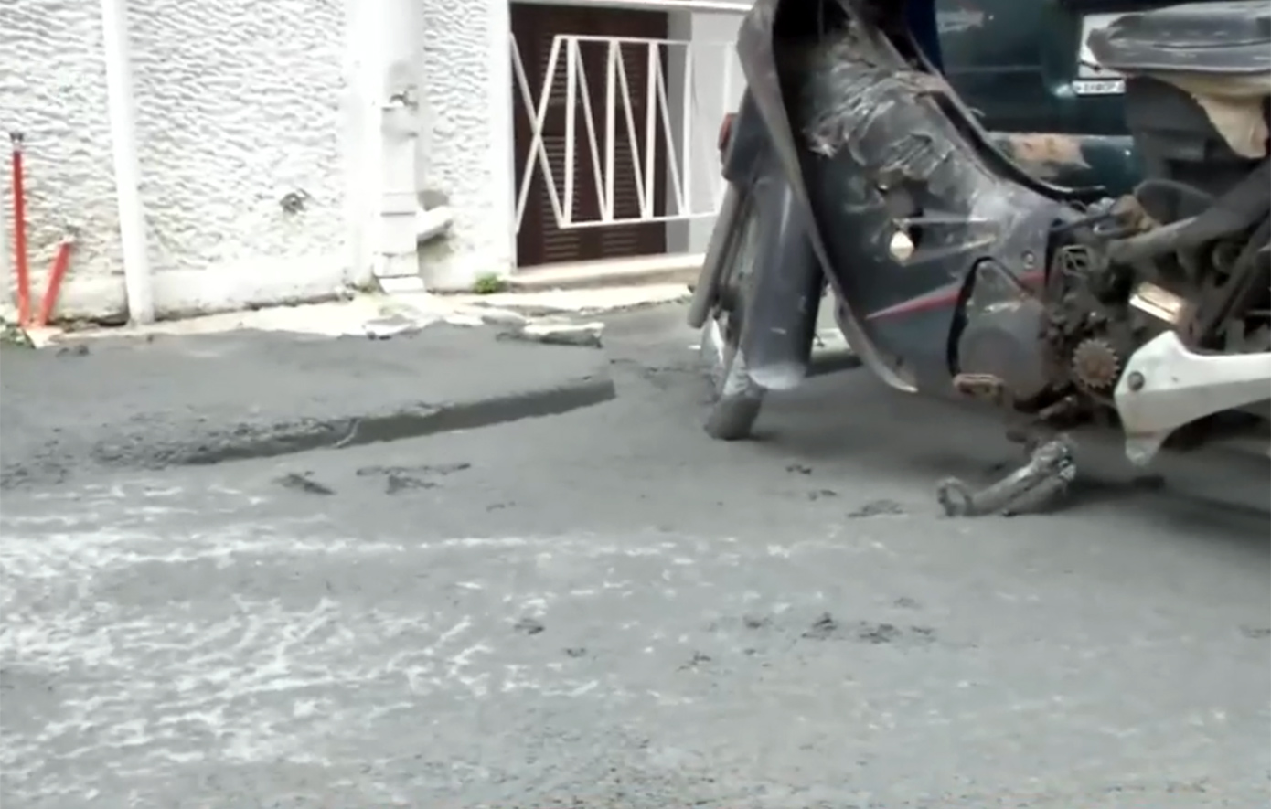 Ανεξήγητο φαινόμενο στην Κυψέλη: Πλημμύρισαν δρόμοι με υγρό τσιμέντο &#8211; Αναβλύζει ασταμάτητα από την αυλή εγκαταλελειμμένου κτιρίου