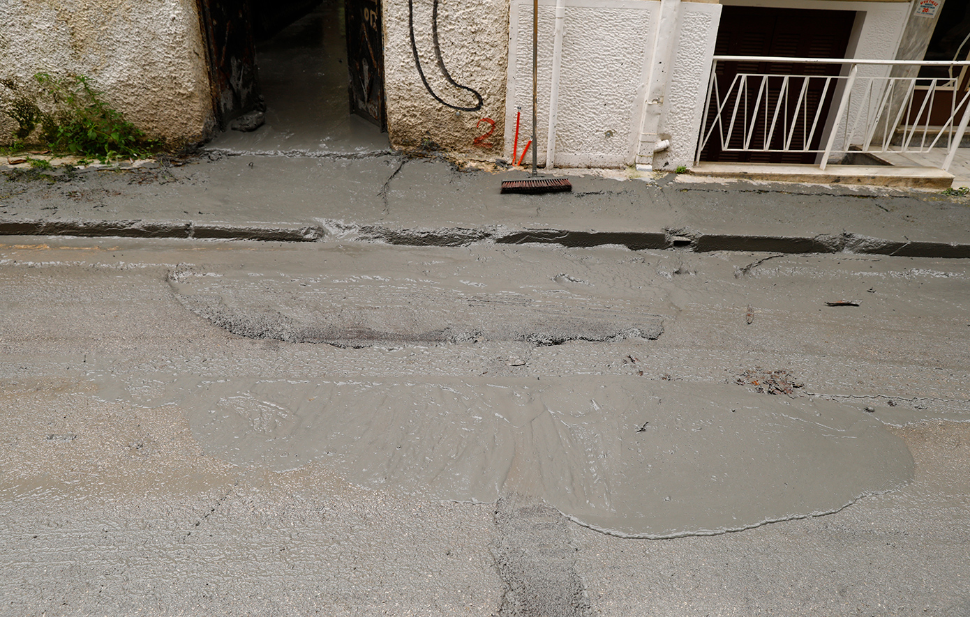 Ανεξήγητο φαινόμενο στην Κυψέλη: Πλημμύρισαν δρόμοι με υγρό τσιμέντο &#8211; Αναβλύζει ασταμάτητα από την αυλή εγκαταλελειμμένου κτιρίου