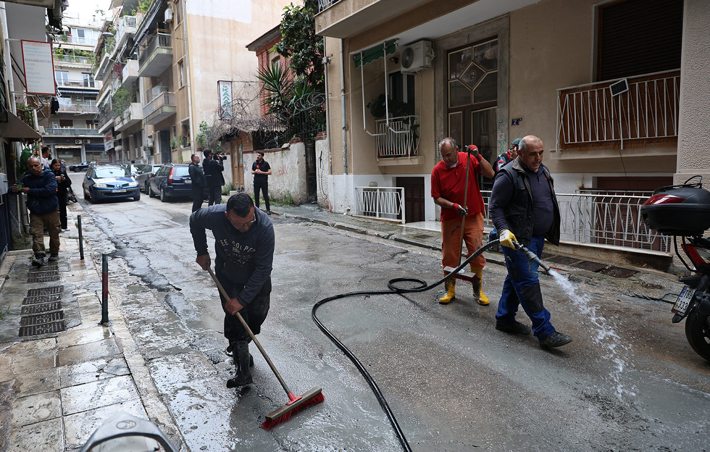Ανεξήγητο φαινόμενο στην Κυψέλη: Πλημμύρισαν δρόμοι με υγρό τσιμέντο &#8211; Αναβλύζει ασταμάτητα από την αυλή εγκαταλελειμμένου κτιρίου