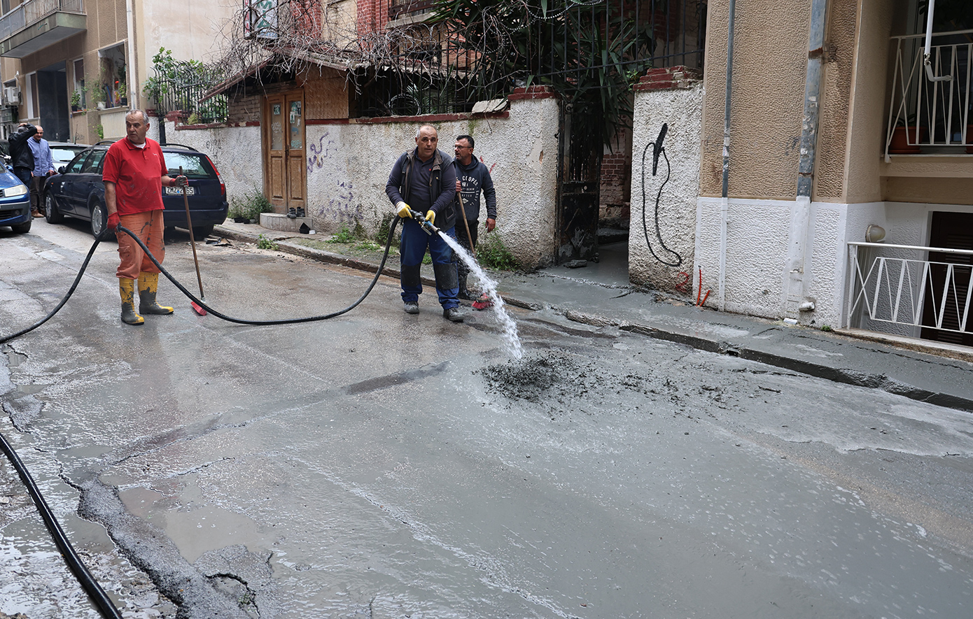 Ανεξήγητο φαινόμενο στην Κυψέλη: Πλημμύρισαν δρόμοι με υγρό τσιμέντο – Αναβλύζει ασταμάτητα από την αυλή εγκαταλελειμμένου κτιρίου