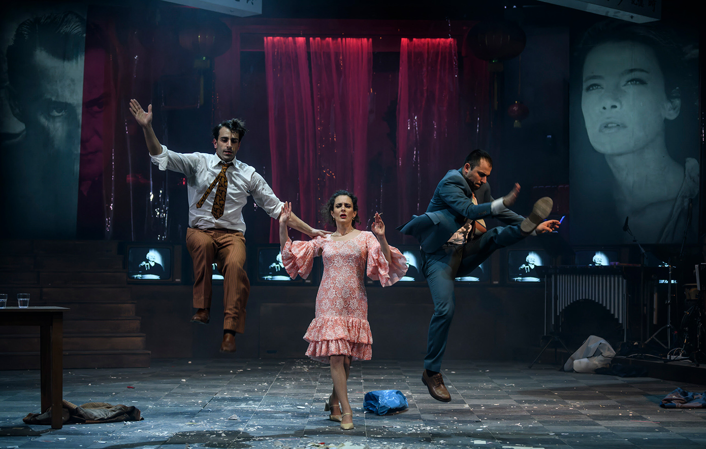 Τζένη Τζένη: Ο Καραθάνος με Χατζηπασχάλη, Λούλη, Αλεξίου, Μακρυπούλια κι ένα λαμπερό καστ ζωντανεύει στη σκηνή την αγαπημένη ταινία