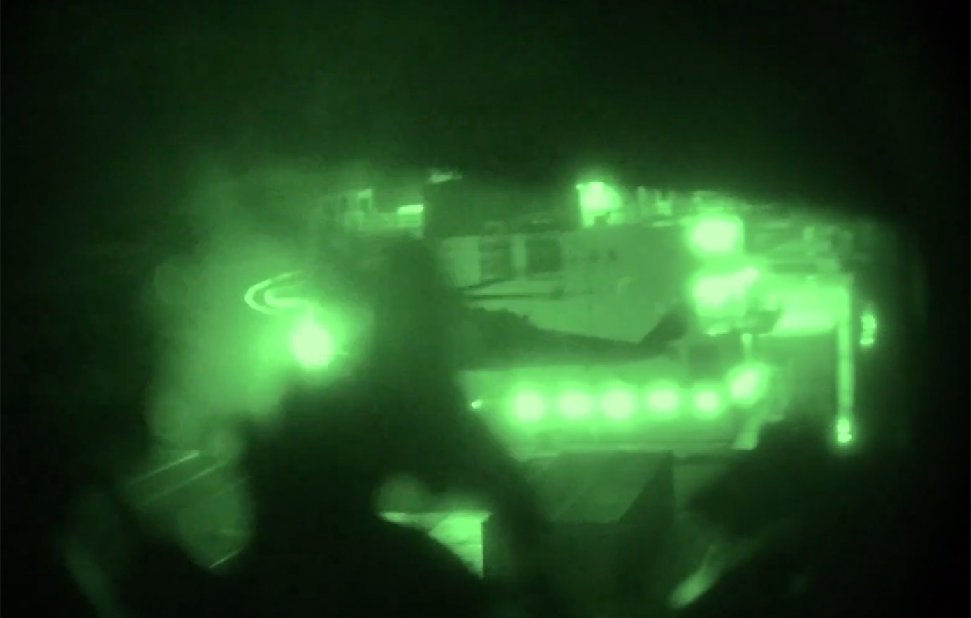 Το ρεσάλτο των Αμερικανών πεζοναυτών στο ιρανικό πλοίο που ακινητοποιήθηκε από πυρά όταν προσπάθησε να σπάσει τον αποκλεισμό