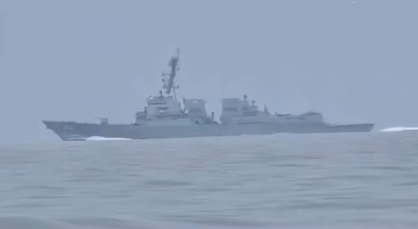 «Αλλάξτε πορεία, θα ανοίξουμε πυρ»: Ιρανοί απειλούν αμερικανικό αντιτορπιλικό που μπήκε στα Στενά του Ορμούζ &#8211; Βίντεο ντοκουμέντο