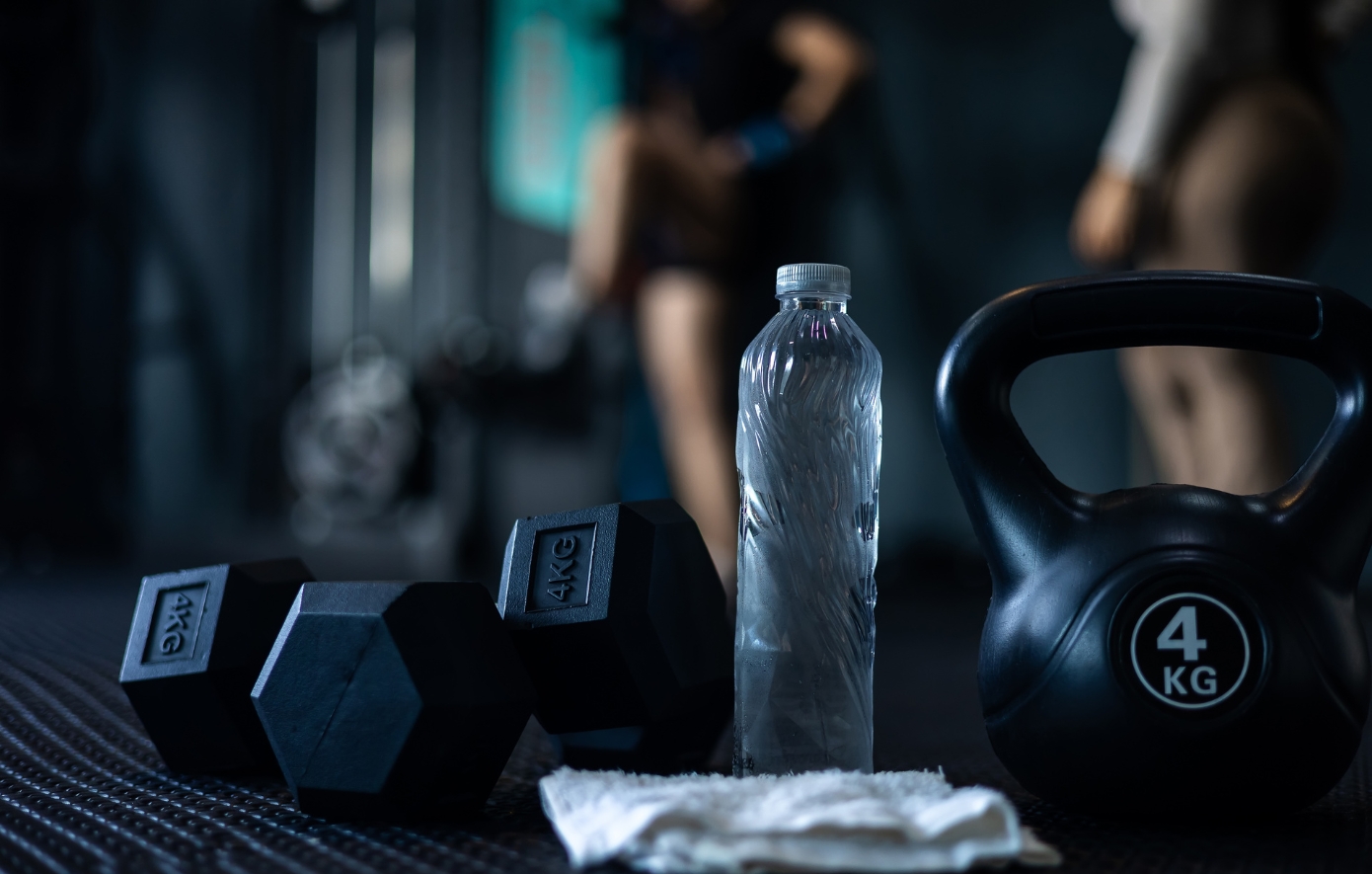 Ένα ζευγάρι βαράκια και 15 λεπτά: Αυτά είναι τα μόνα που χρειάζεστε για να χτίσετε μύες και δύναμη