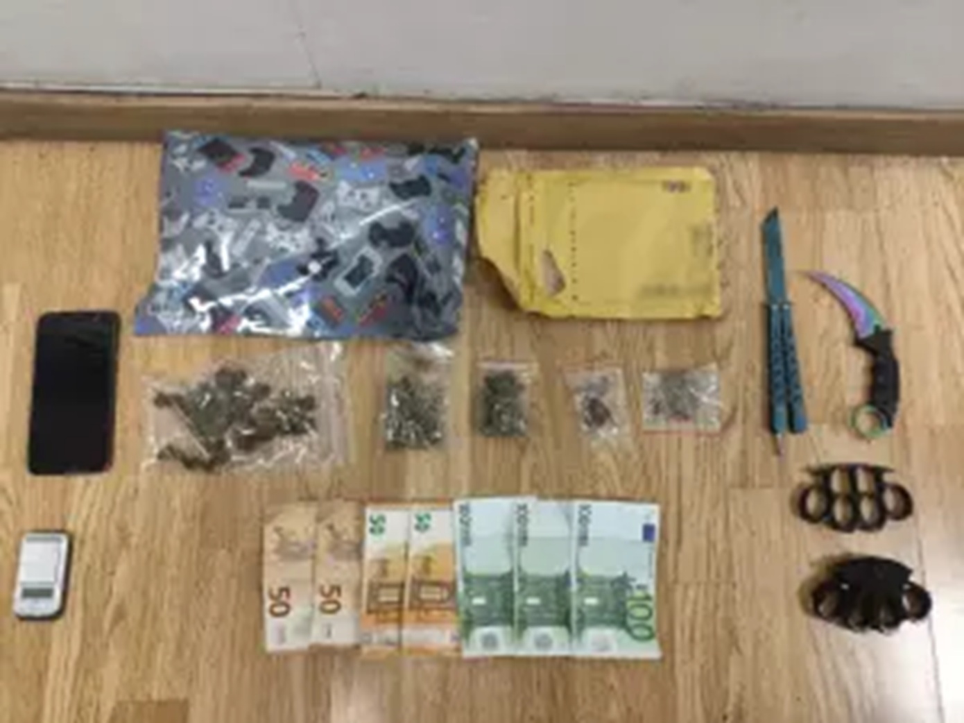 Συνελήφθη 19χρονος που προσπάθησε να εισάγει κάνναβη με δέμα για να την πουλήσει