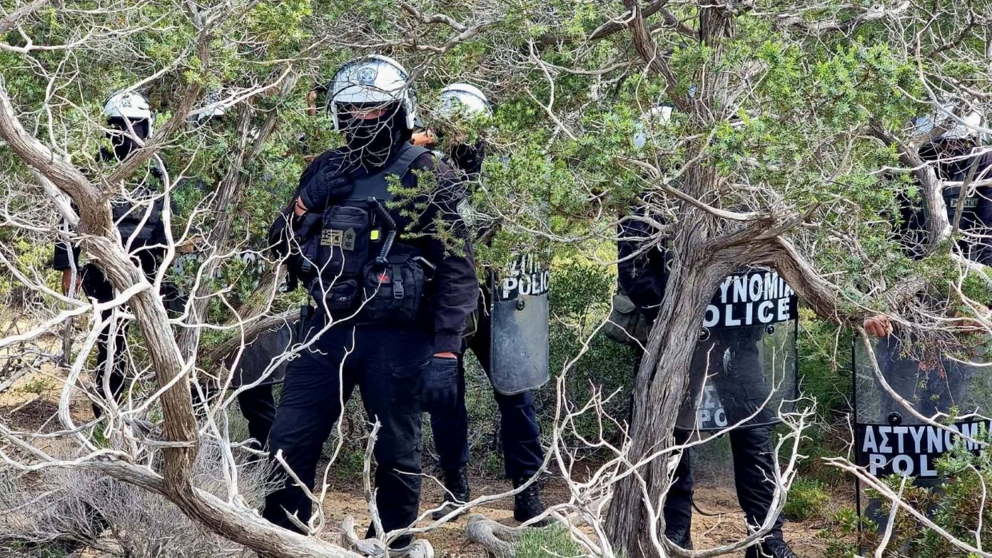 Επέμβαση ΜΑΤ στη Γαύδο για αυτοσχέδιες καλύβες σε παραλίες