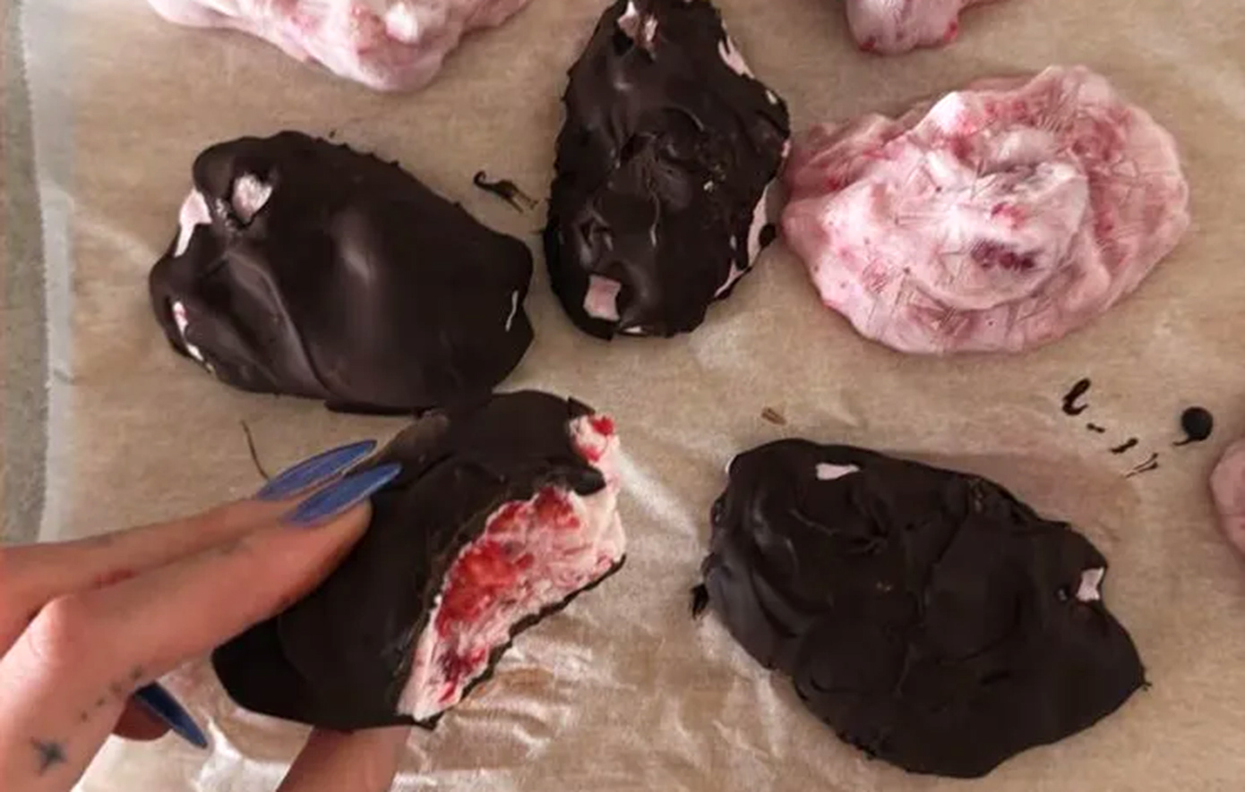 Το γλυκό της Γαρυφαλλιάς Καληφώνη με σοκολάτα και γιαούρτι που έγινε guilty pleasure