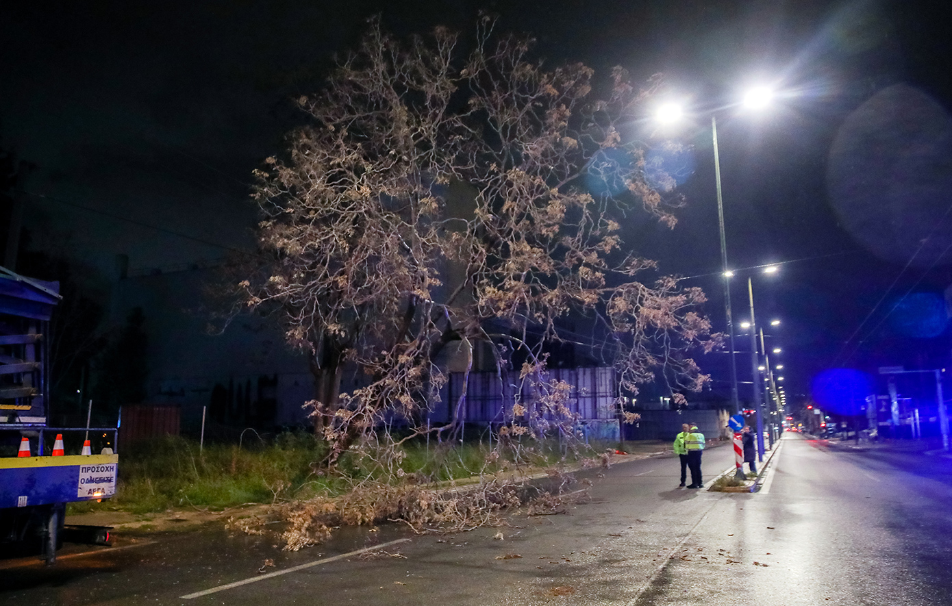 Η κακοκαιρία Erminio σφυροκοπά τη χώρα &#8211; Σοκάρει η περιγραφή του άνδρα που εντόπισε τον νεκρό στη Νέα Μάκρη