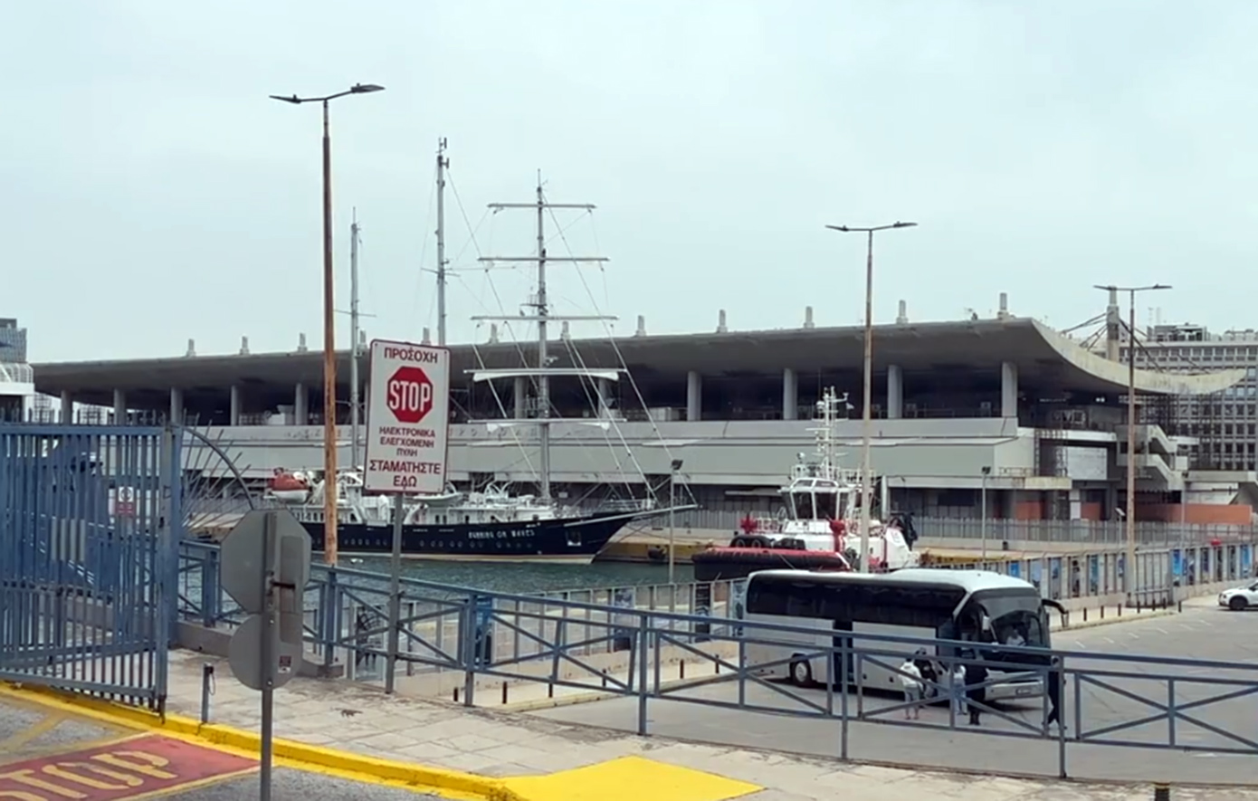 Αυτοκίνητο έπεσε στη θάλασσα στο λιμάνι του Πειραιά &#8211; Στο νοσοκομείο ο 54χρονος οδηγός