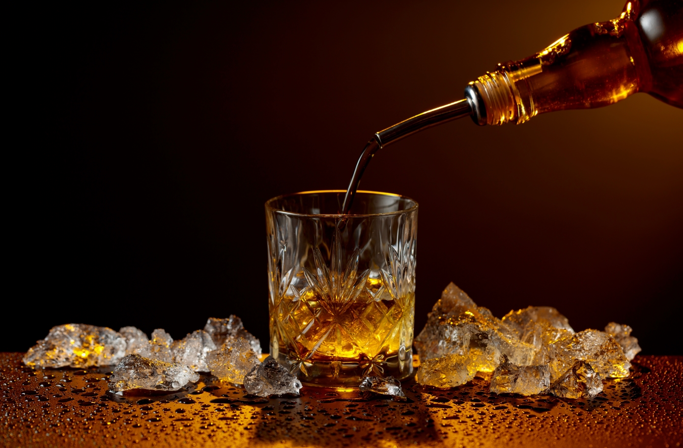 Είναι τα διαυγή ποτά όντως πιο υγιεινά από τα σκούρα; Τι λένε οι ειδικοί