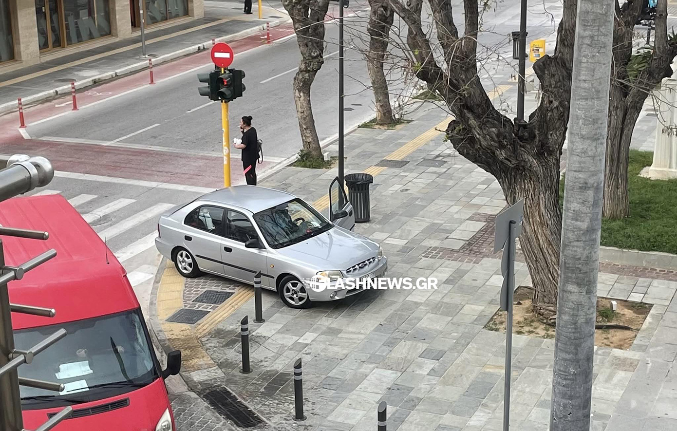 Οδηγός στα Χανιά άφησε το αυτοκίνητό του πάνω σε πεζοδρόμιο, ράμπα αναπήρων και διάδρομο τυφλών
