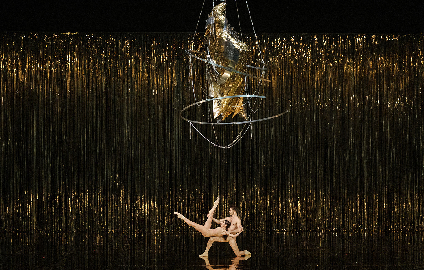 Ο Κωνσταντίνος Ρήγος στήνει και πάλι στη Λυρική ένα αδιάκοπο σκηνικό «πάρτι» μνήμης με τη Χρυσή Εποχή του