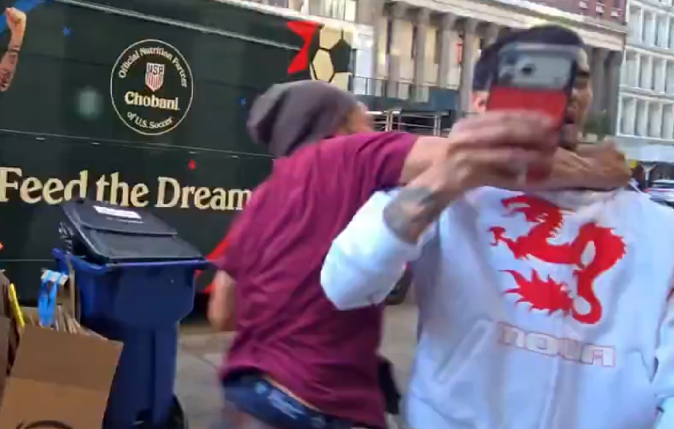 Άγρια επίθεση σε αμφιλεγόμενο influencer που εξυμνεί τον Χίτλερ στη μέση του δρόμου