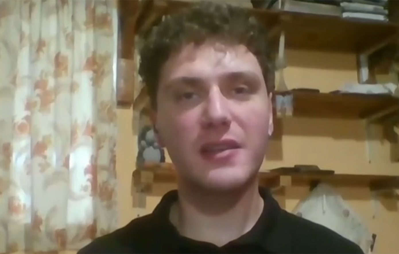 Μάθημα ζωής: Υποτροφία στον μαθητή που πήγαινε σχολείο με καΐκι – Το μήνυμά του στους νέους για επιμονή και ατσάλινη θέληση