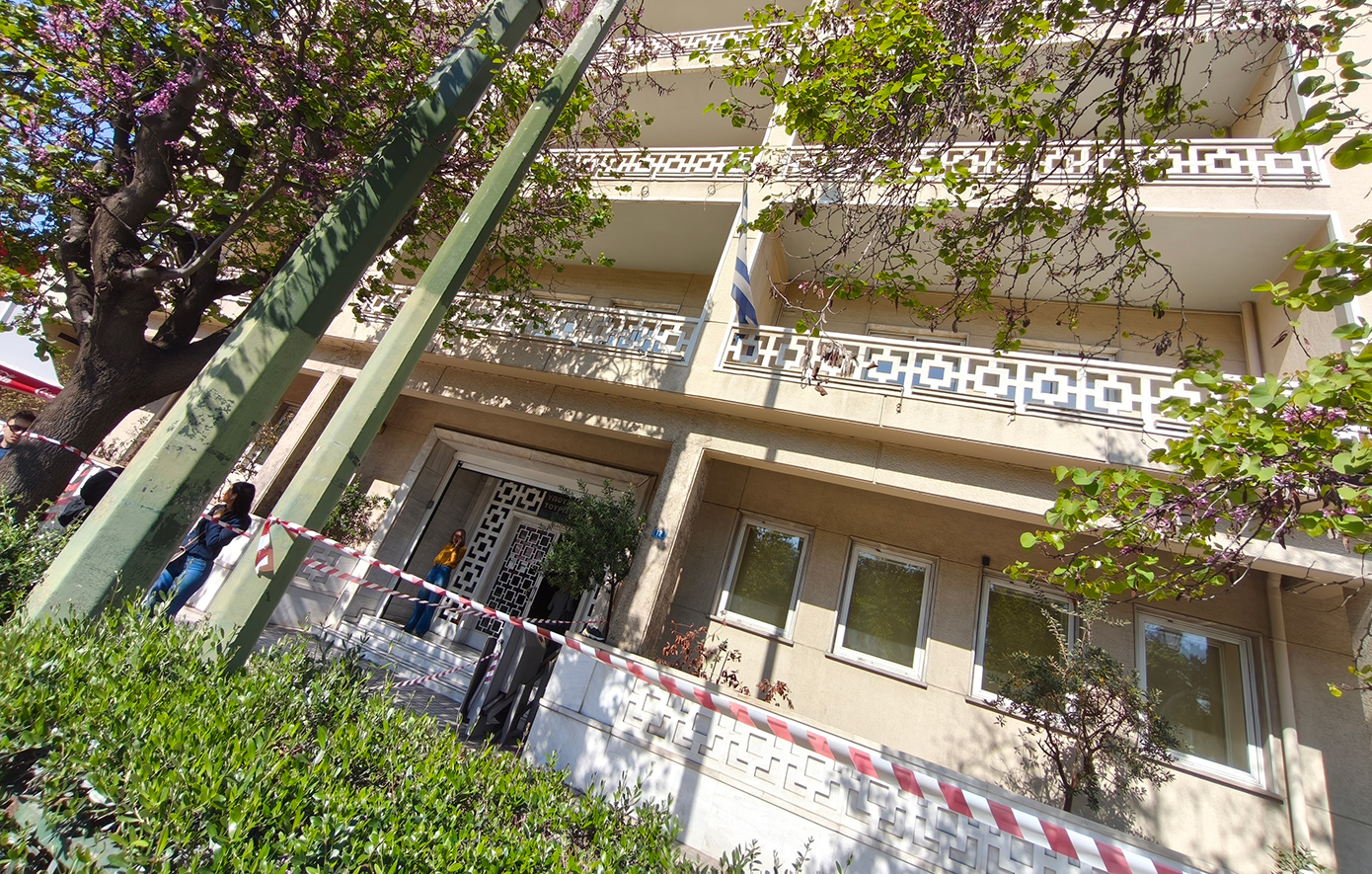 Τραγωδία στο υπουργείο Τουρισμού: Νεκρή γυναίκα που έπεσε από τον 2ο όροφο &#8211; Συνάδελφος την είδε να ανοίγει το παράθυρο και να πηδάει στο κενό