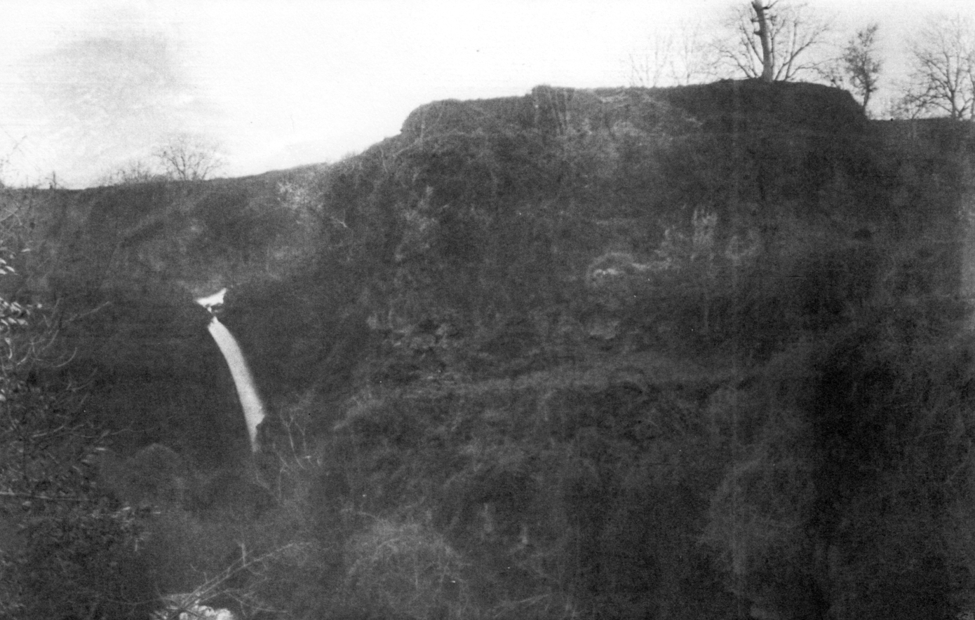 Σαν σήμερα 13 Απριλίου: Η τραγική θυσία των γυναικών της Νάουσας στον καταρράκτη της Αραπίτσας