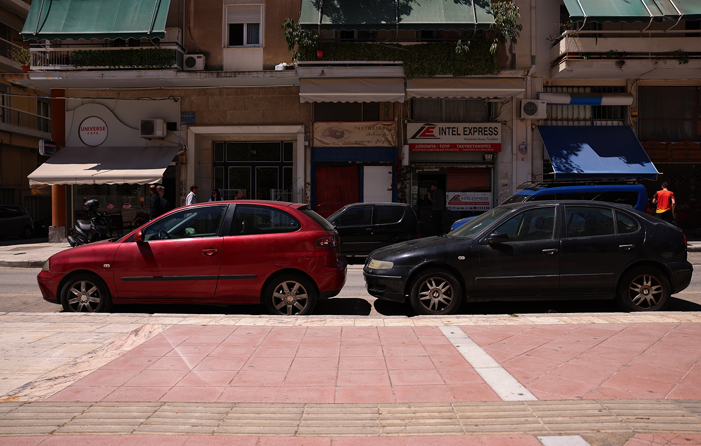 Καταστροφική μανία 29χρονου στο κέντρο της Αθήνας: Έσπασε με ξύλινο κοντάρι πάνω από 30 παρκαρισμένα οχήματα &#8211; Δείτε φωτογραφίες