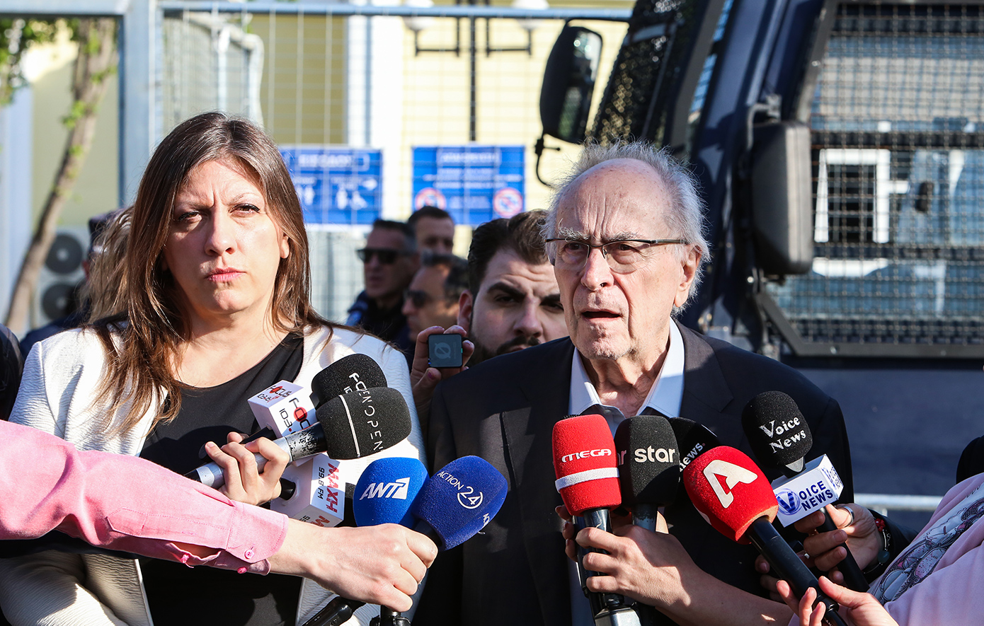 H Ζωή Κωνσταντοπούλου με τον πατέρα της σε μία σπάνια φωτογραφία στα Καμένα Βούρλα