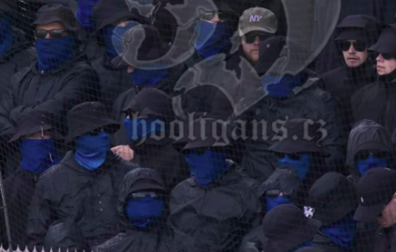 Eredivisie: Κουκουλοφόροι καθυστέρησαν για 90 λεπτά την έναρξη στο Γκόου Αχέντ Ιγκλς &#8211; Τσβόλε