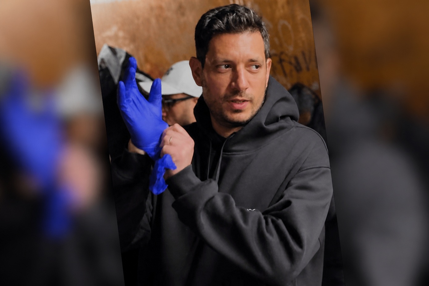 «Καθαρή γραμμή» στον ΗΣΑΠ: Ο Κυρανάκης φόρεσε γάντια, έπιασε τη βούρτσα και καθάρισε γκράφιτι στον σταθμό του Ταύρου