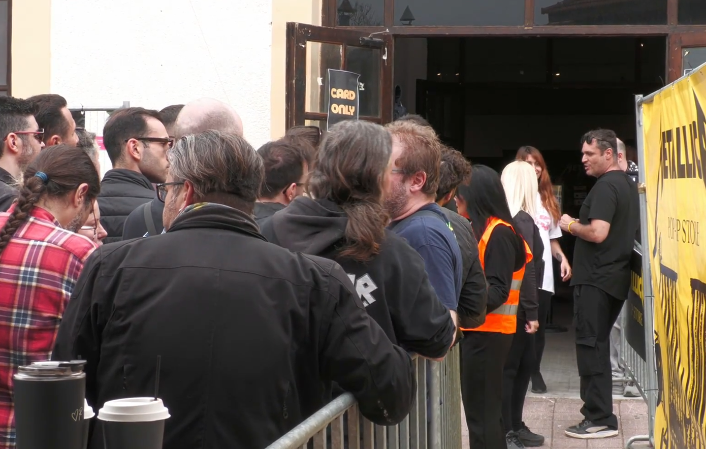 Metallica fever στην Τεχνόπολη: Ακόμη και πέντε ώρες στην ουρά για ένα αναμνηστικό
