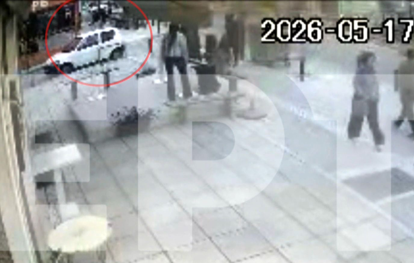 Βίντεο ντοκουμέντο από την απρόκλητη επίθεση νεαρών σε 22χρονο στη Θεσσαλονίκη &#8211; Τον έβρεχαν, τον χτυπούσαν και τον χλεύαζαν