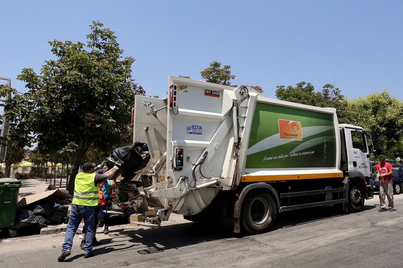 Από φέρετρα μέχρι βάρκες και αντιδραστήρια αιματολογικών τεστ: Τα πιο απίθανα απορρίματα στους δρόμους της Θεσσαλονίκης