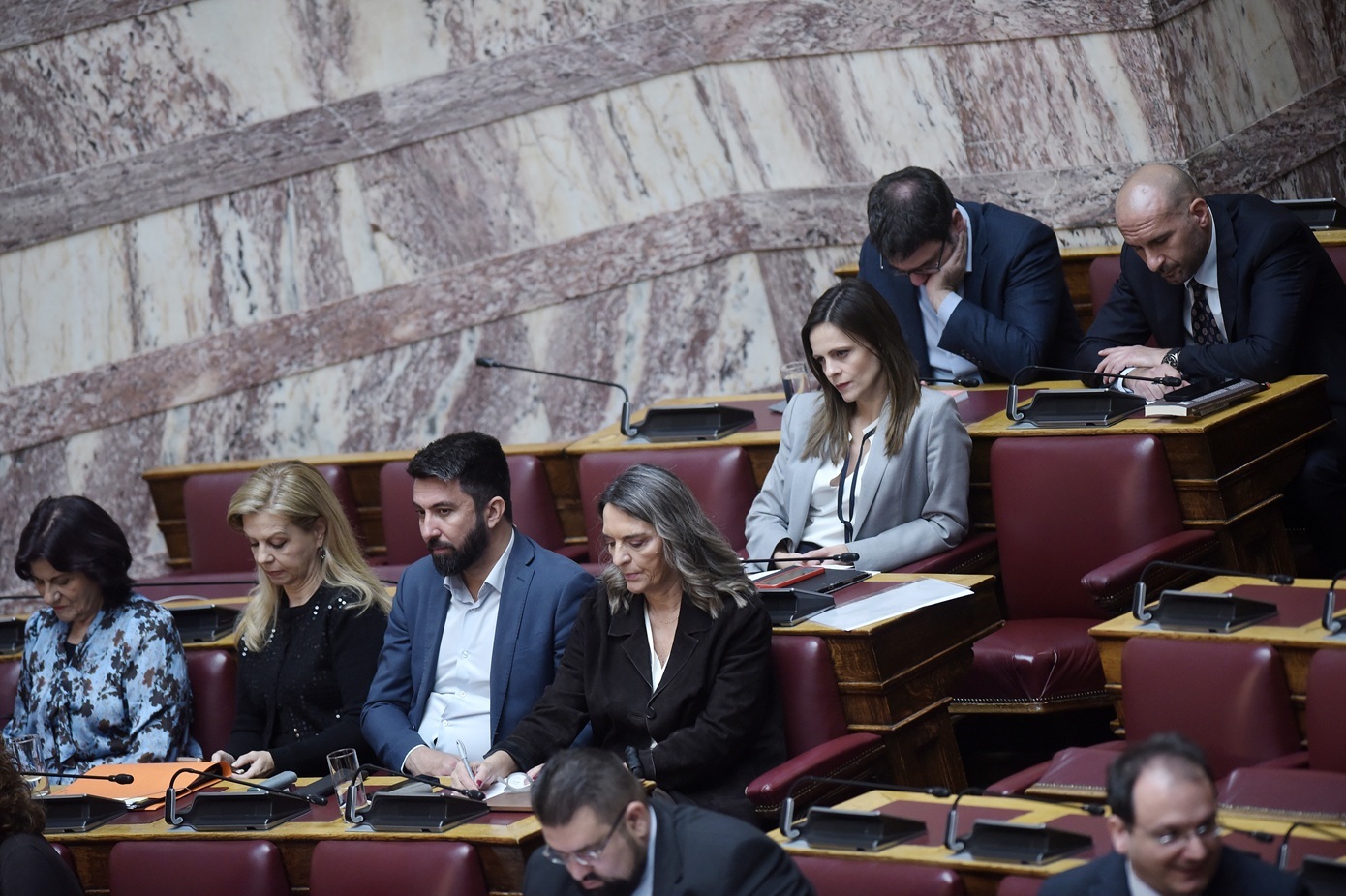 Ραγδαίες εξελίξεις στη Νέα Αριστερά: Επτά από τους 11 βουλευτές φέρονται να αποχωρούν
