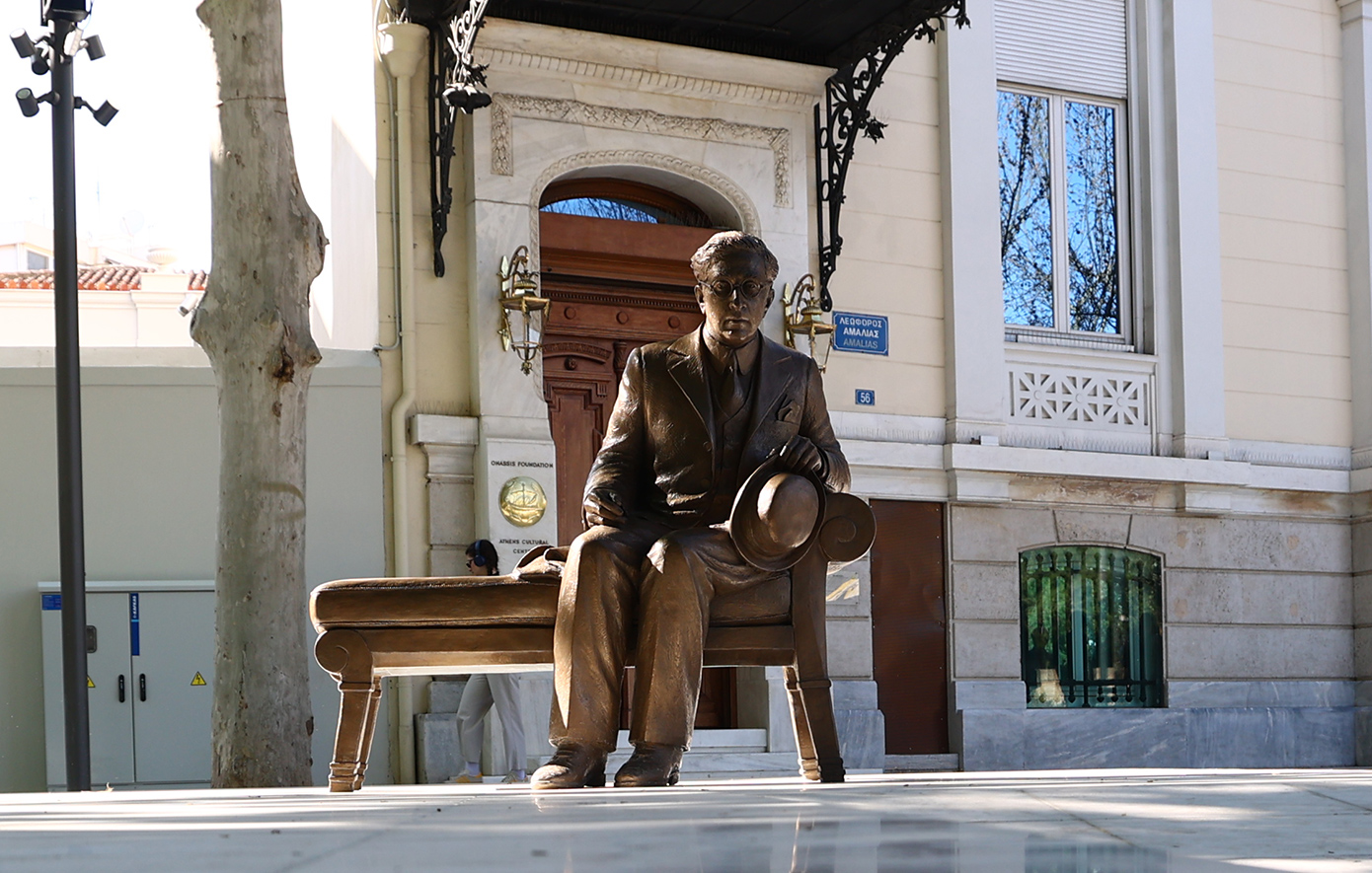 Βανδάλισαν το άγαλμα του Κωνσταντίνου Καβάφη στη Διονυσίου Αρεοπαγίτου