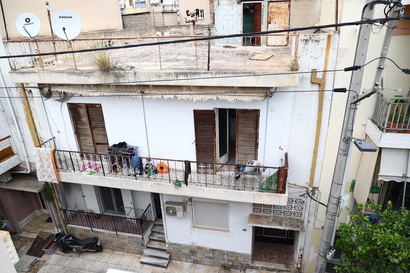 «Άμα παίρνεις ένα χιλιάρικο, στις 15 τελείωσαν. Βοήθεια θέλουν, όχι φυλακή», λέει ο παππούς των παιδιών που ζούσαν σε σπίτι-τρώγλη