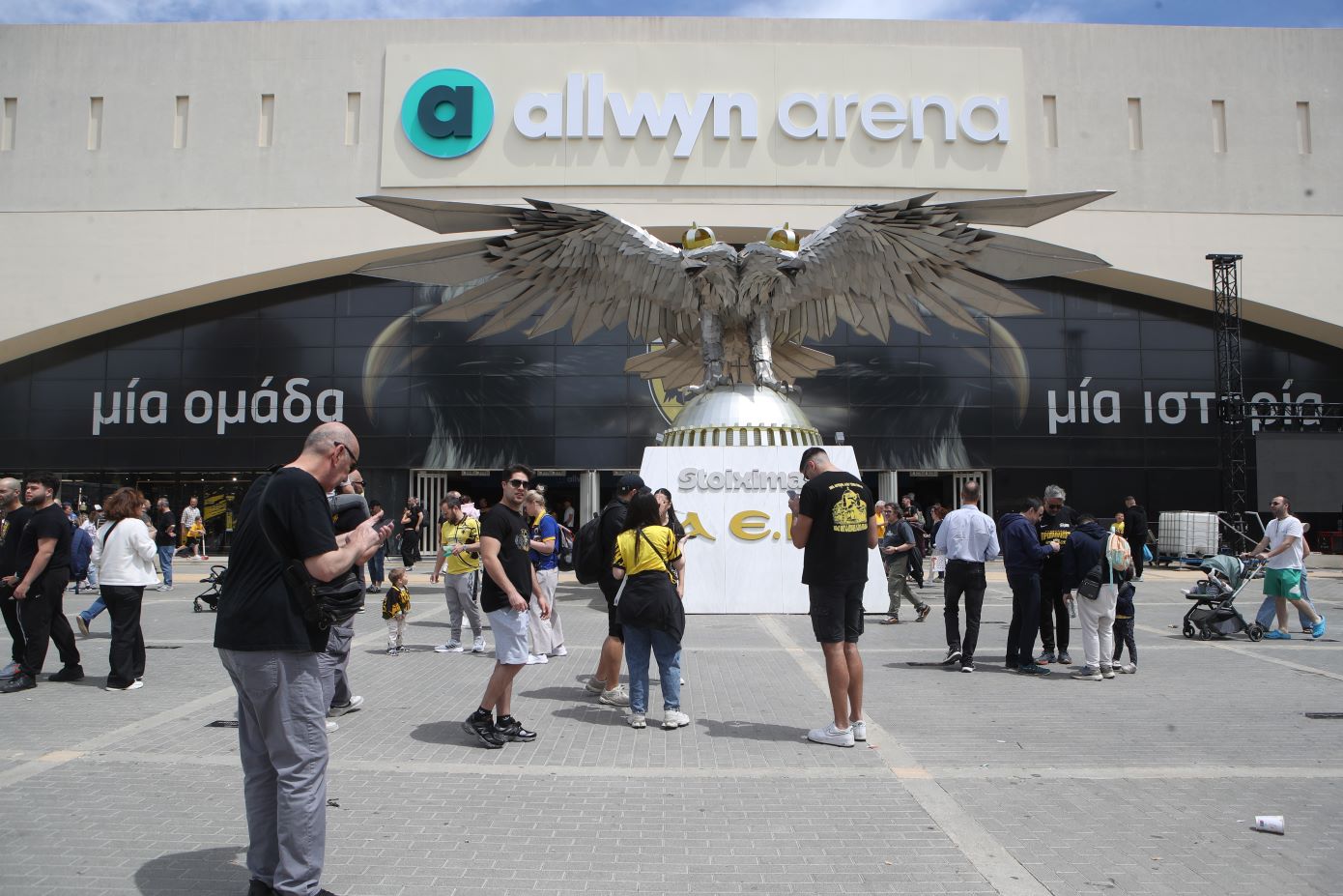 ΑΕΚ: Ξεκίνησε η γιορτή έξω από την «Allwyn Arena» ενόψει φιέστας