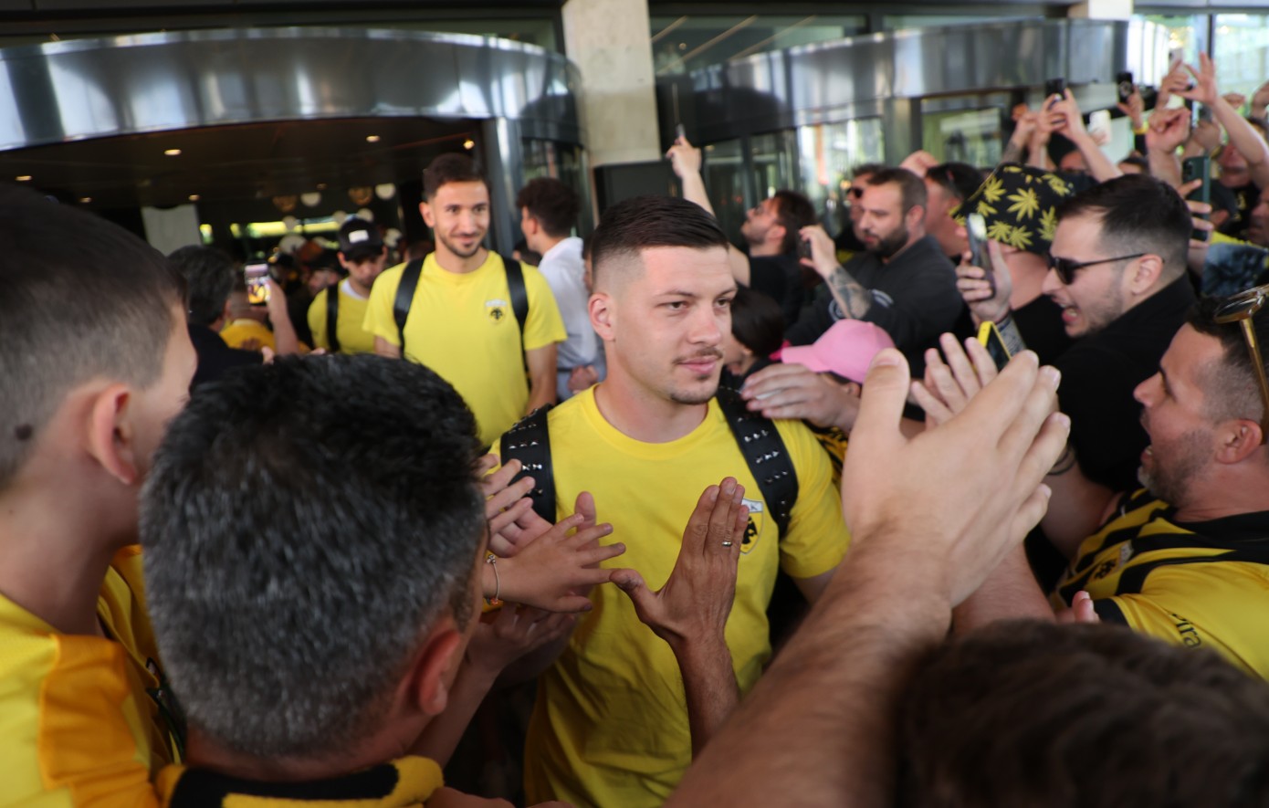 ΑΕΚ: Αποθέωση από τους οπαδούς στο ξενοδοχείο πριν το ντέρμπι με τον Ολυμπιακό