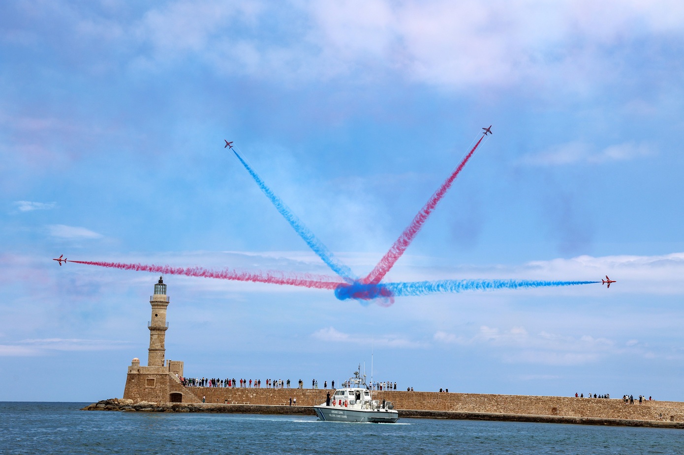 Τα Red Arrows έκλεψαν την παράσταση στις εκδηλώσεις για τη Μάχη της Κρήτης &#8211; Εκπληκτική επίδειξη, παρουσία της Πριγκίπισσας Άννας