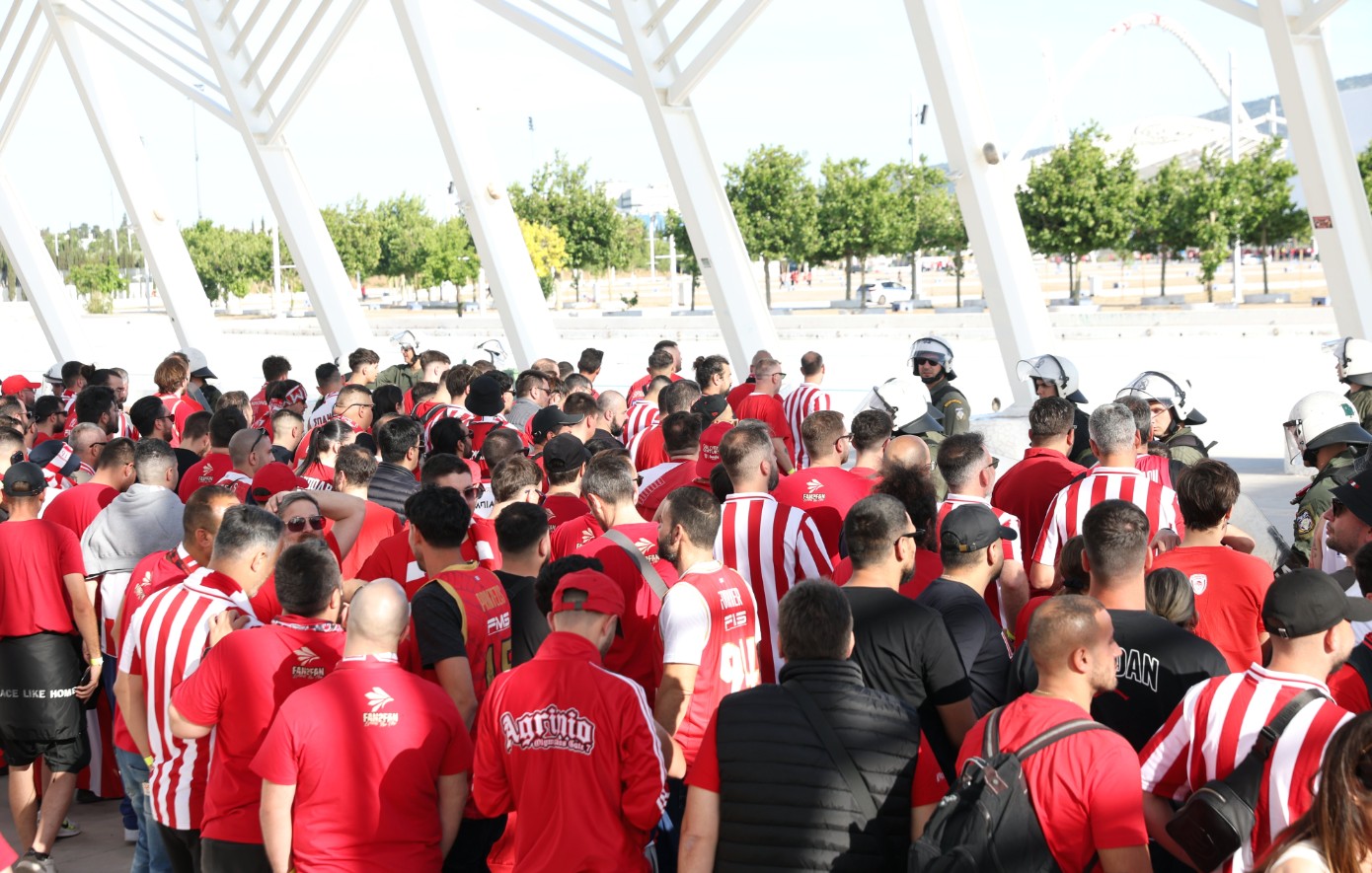 Ολυμπιακός &#8211; Ρεάλ Μαδρίτης: Κατά χιλιάδες καταφθάνουν στο γήπεδο οι οπαδοί των «ερυθρόλευκων»
