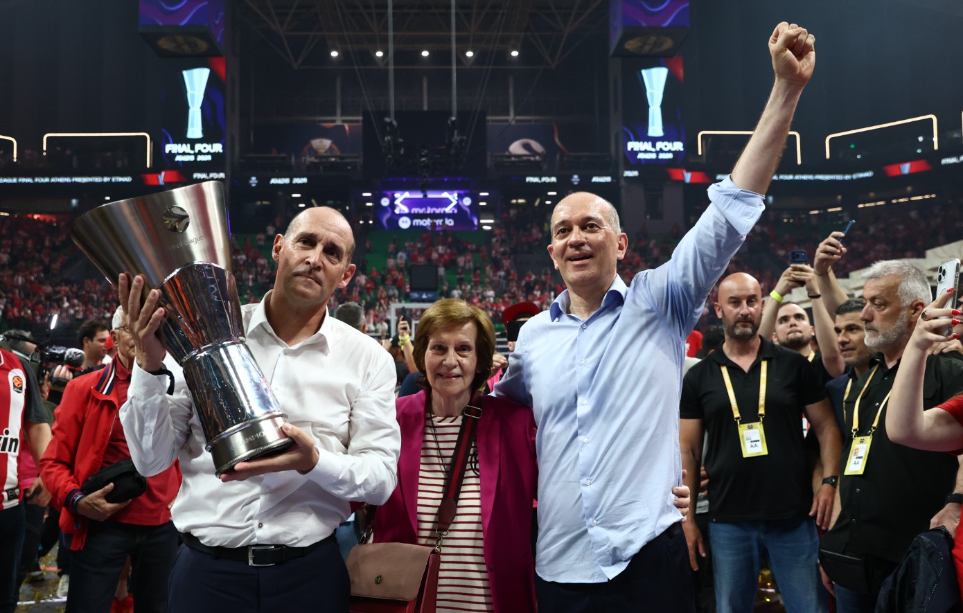Συγκινημένοι οι Αγγελόπουλοι: Φωτογραφήθηκαν με τη μητέρα τους και αφιέρωσαν το ευρωπαϊκό στη μνήμη του πατέρα τους